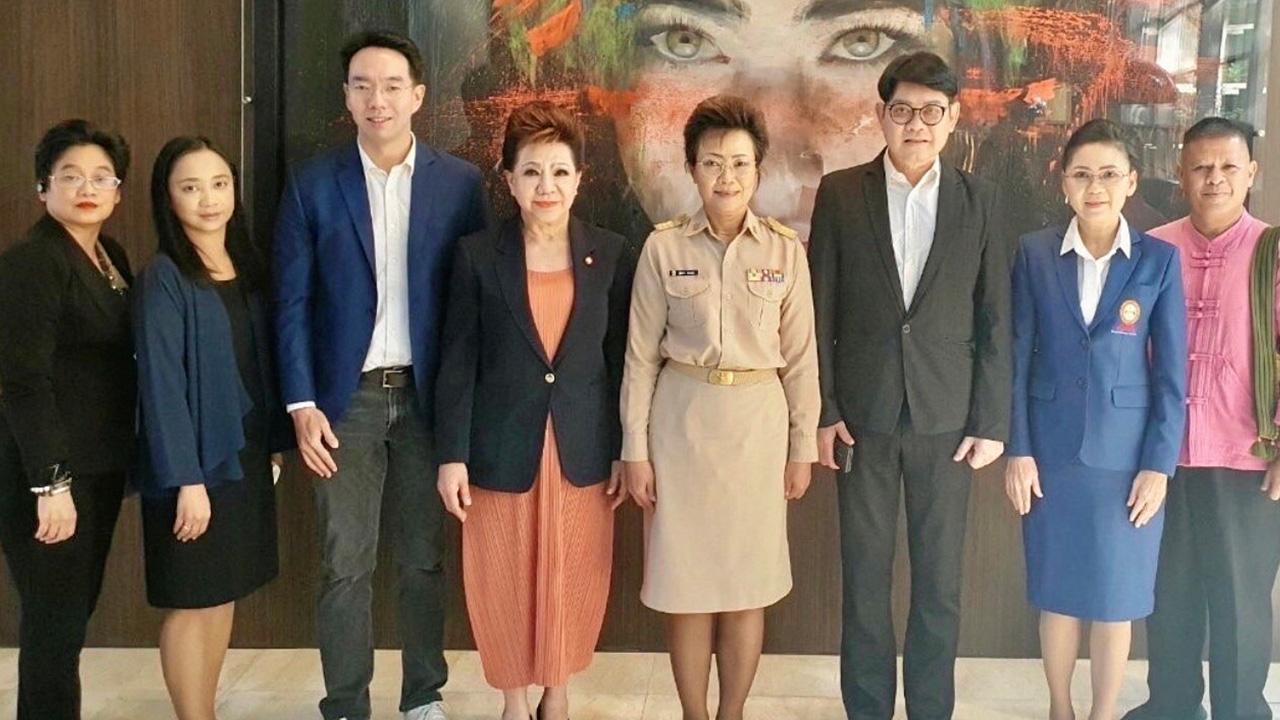 ประชุม ม.ล.ปรียพรรณ ศรีธวัช และ สุมิตรา ทองแสง จัดประชุมคณะทำงานยกระดับคุณภาพและมาตรฐานการศึกษาเอกชนนอกระบบ ครั้งที่ 1 โดยมี วิสูตร อินทรพิจิตร, ศาสวัส หลิมพานิชย์ และ ชญาดา คล่องสั่งสอน มาร่วมประชุมด้วย ที่โรงแรมพูลแมน คิง เพาเวอร์ วันก่อน.