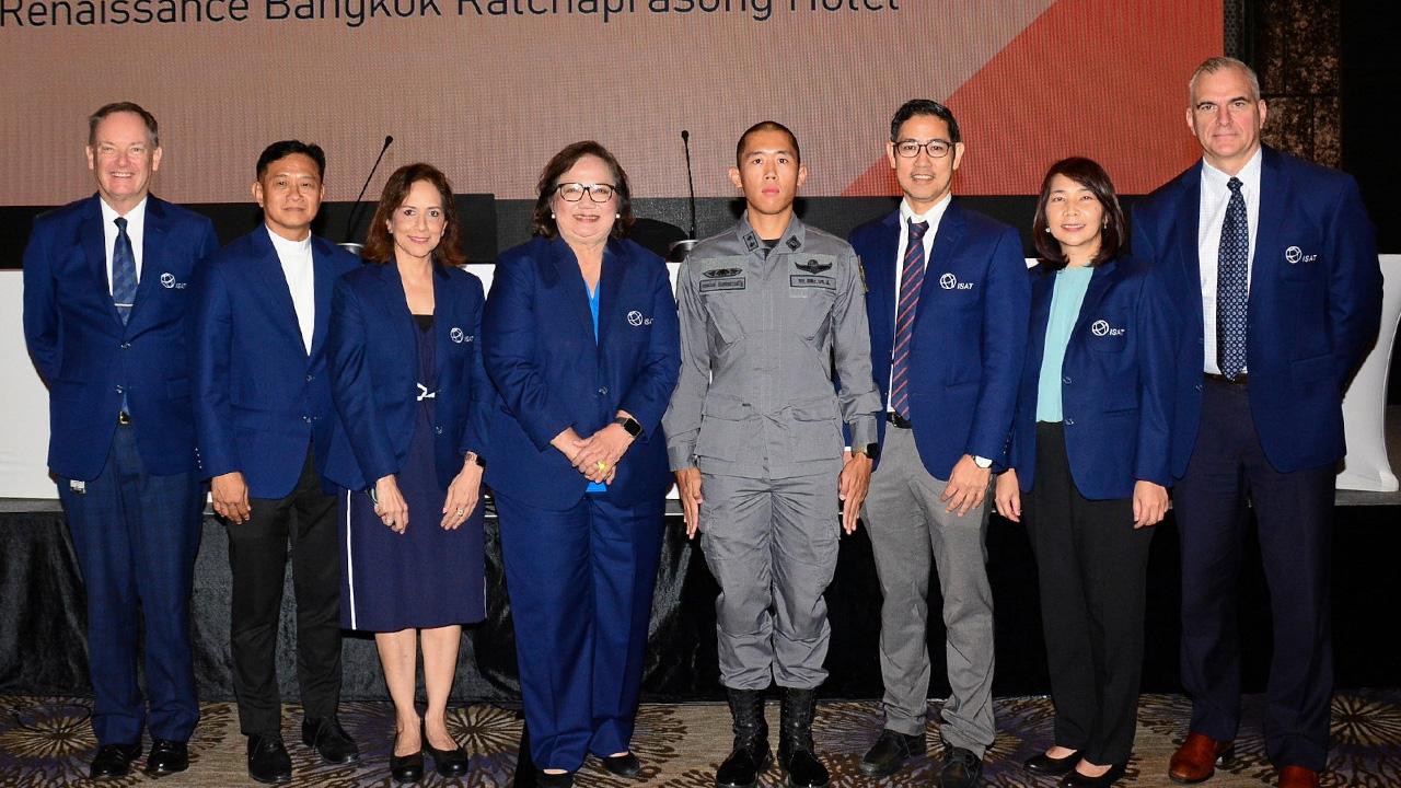 เผชิญเหตุ อุษา สมบูรณ์ จัดประชุมคณะกรรมการสมาคมโรงเรียนนานาชาติ พร้อมเชิญ ร.ต.ท.นนทนันท์ ฉินทองประเสริฐ มาให้ความรู้การป้องกันและเผชิญเหตุร้ายในสถานศึกษา โดยมี ดร.สุขใจ สัจจเทพ และ แม็ททิว กาย มิลล์ มาร่วมประชุมด้วย ที่โรงแรมเรเนซองส์ วันก่อน.