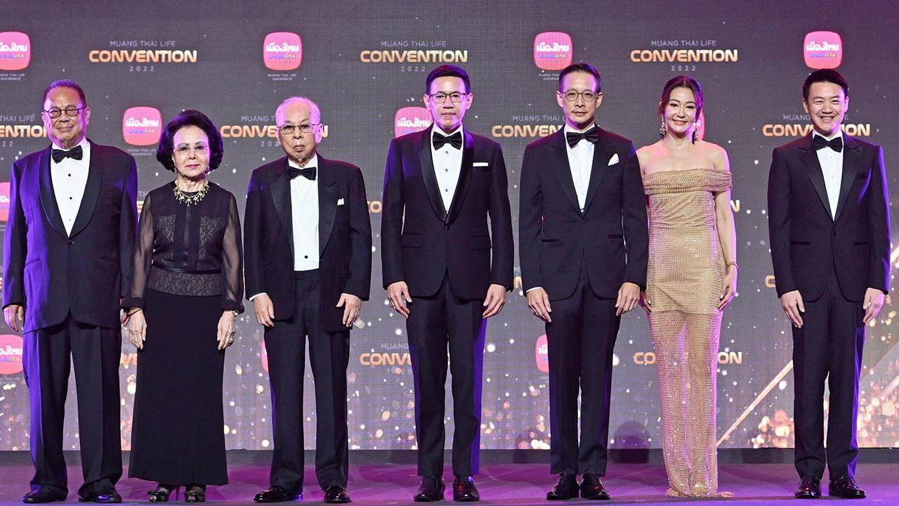 ขายเก่ง ดร.สุทธิพล ทวีชัยการ และ โพธิพงษ์ ล่ำซำ เป็นประธานมอบรางวัลเกียรติยศ “MUANG THAI LIFE CONVENTION 2022” เพื่อฉลองความสำเร็จให้สุดยอดนักขายของเมืองไทยประกันชีวิต โดยมี ยุพา ล่ำซำ, สาระ ล่ำซำ และ ภูมิชาย ล่ำซำ มาร่วมงานด้วย ที่ไอคอนสยาม วันก่อน.