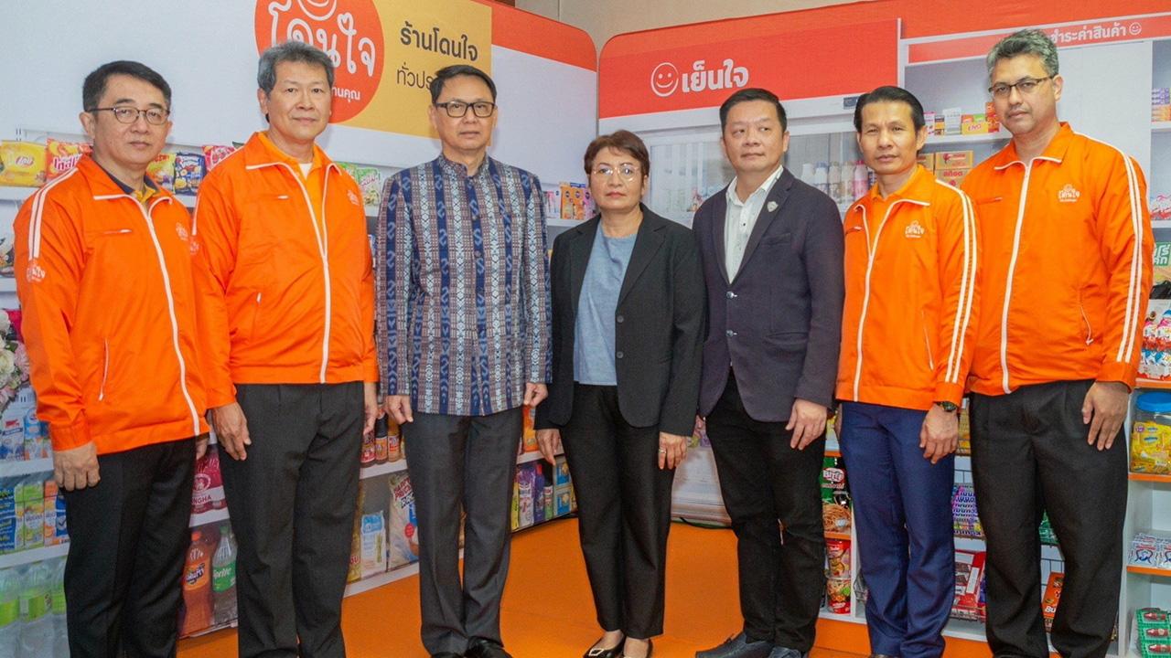 โดนใจ ร.ท.ทศพล ไชยโกมินทร์ ผวจ.กาญจนบุรี เปิดกิจกรรมเยี่ยมผู้ประกอบการโชห่วยเพื่อผลักดันให้มีความทันสมัยในแบบฉบับร้านโดนใจ โดยมี ปฐพงศ์ เอี่ยมสุโร, ยุพา นาคา และ ทวีพร พังแก้ว มาร่วมงานด้วย ที่วิทยาลัยการอาชีพแม่น้ำแคว อ.เมือง จ.กาญจนบุรี วันก่อน.