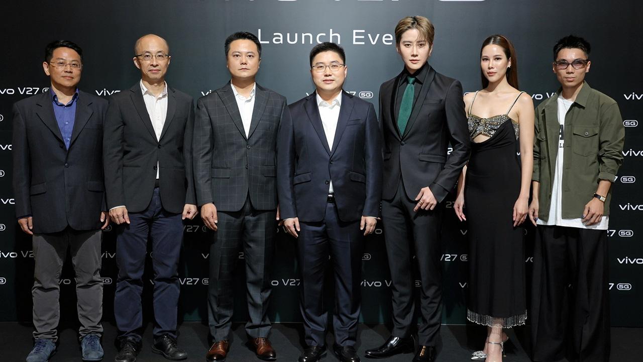 มีแล้วยัง  -  เหยา อี๋ หมิง และ เบล เฮ่อ เปิดตัวสมาร์ทโฟน vivo V27 5G เพื่อตอกย้ำความเป็นผู้นำด้านถ่ายภาพพอร์ตเทรต โดยมี เออร์วิน ไล, แซดริก จาง, ชัชนันท์ ฉันทจินดา, พิรัชต์ นิธิไพศาลกุล และ เรวิญานันท์ ทาเกิด มาร่วมงานด้วย ที่โรงแรมพาร์ค ไฮแอท วันก่อน.