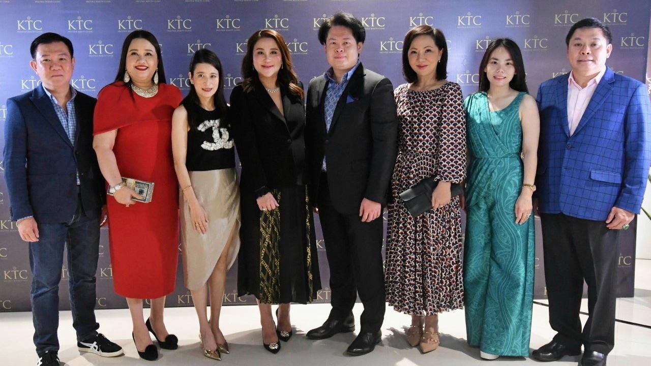 ขยายสาขา  -  นพ.กัมพล โซ่เจริญธรรม และ พญ.ธีรธร ทองก้อนใหญ่ เปิด “KTC Clinic” คลินิกสำหรับปรับรูปหน้า สาขาใหม่ โดยมี นันทมาลี ภิรมย์ภักดี, กัลยาณี คงสมจิตร และ ดร.อัญชลิน–ดร.นภัสนันท์ พรรณนิภา มาร่วมงานด้วย ที่สีลมเอจ ถนนพระราม 4 วันก่อน.