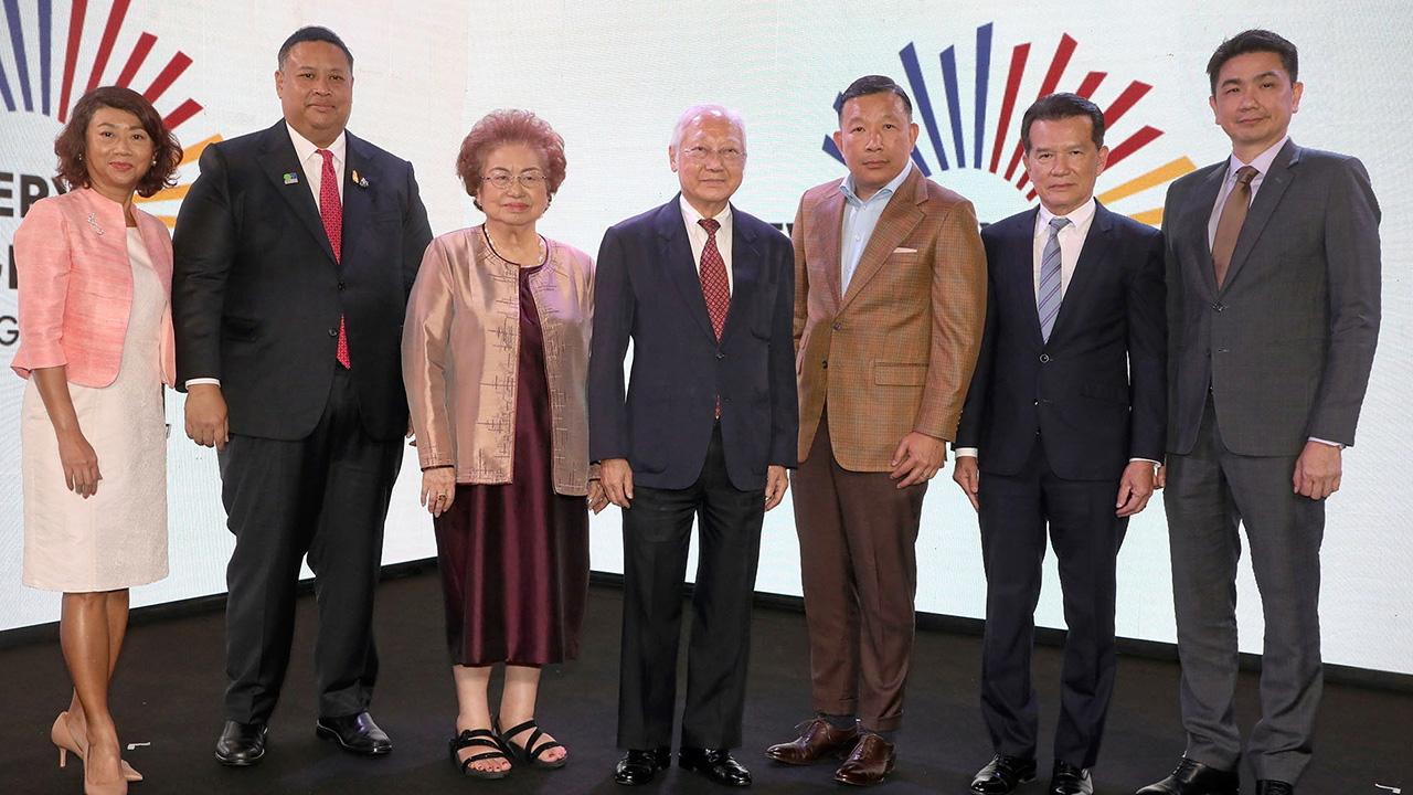 โชว์อัญมณี  -  มนู เลียวไพโรจน์ แถลงข่าวการจัด “Jewellery & Gem ASEAN Bangkok” งานแสดงอัญมณีและเครื่องประดับ ระหว่าง 26-29 เม.ย. ที่ศูนย์การประชุมแห่งชาติสิริกิติ์ โดยมี วิบูลย์ หงษ์ศรีจินดา และ จิรุตถ์ อิศรางกูร ณ อยุธยา มาร่วมแถลงด้วย ที่เกษร เออร์เบิน วันก่อน.