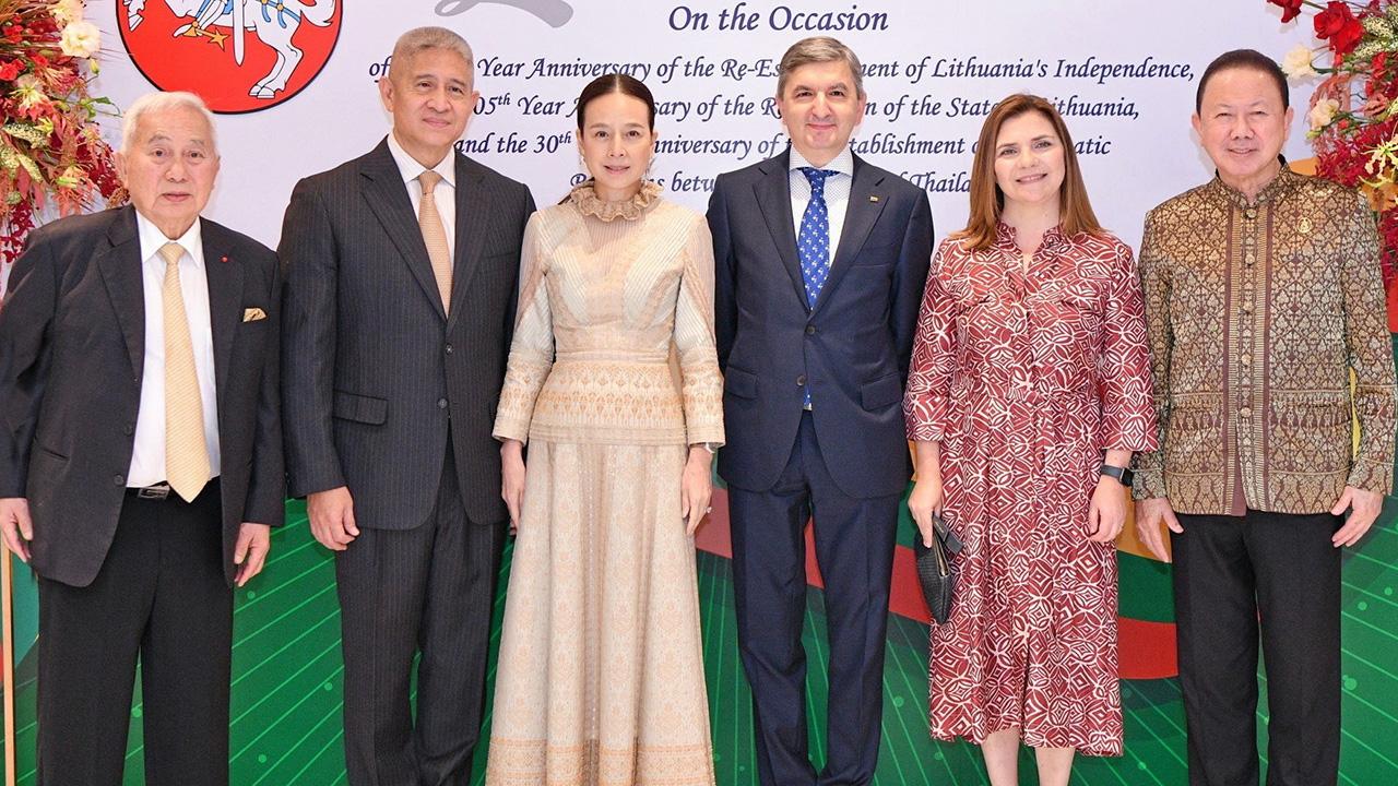 บิ๊กปาร์ตี้  -  นวลพรรณ ล่ำซำ จัดงานเลี้ยงฉลองครบรอบ 33 ปีการสถาปนาอิสรภาพและวันครบรอบปีที่ 105 การฟื้นฟูสาธารณรัฐลิทัวเนีย โดยมี ดาริอุส ไกดีส, พ.ต.อ.ดร.ณรัชต์ เศวตนันทน์, สนั่น อังอุบลกุล และ ดร.ชิงชัย หาญเจนลักษณ์ มาร่วมงานด้วย ที่เมืองไทยประกันภัย วันก่อน.