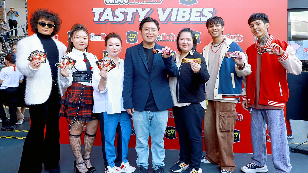 หมํ่าเพลิน - ศุภเชษฐ์ พิริยพูล จัดงาน “CHOCO MUCHO × G7 TASTY VIBES” ชวนสัมผัสความอร่อยกับช็อกโก มูโช ขนมเวเฟอร์ไส้ครีมเคลือบช็อกโกแลตผสมข้าวพอง 5 รสชาติ และกาแฟจีเซเว่น โดยมี วรรณา พิริยพูล และ กันฏ์ระพี พิริยพูล มาร่วมงานด้วย ที่สยามสแควร์วัน วันก่อน.