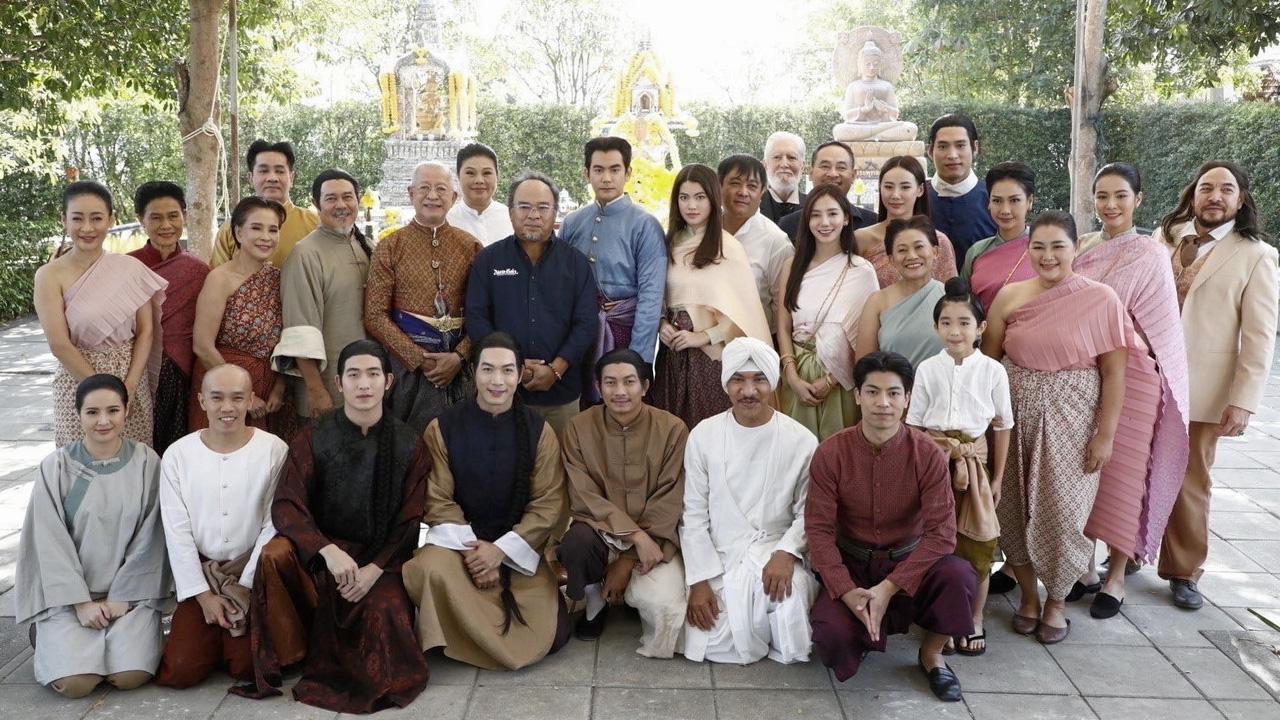รอชม...ป้อน–นิพนธ์ ผิวเณร บอสฝ่ายละครช่องวัน 31 นำทีมบวงสรวงละครพีเรียดมหาสนุก “พระนคร 2410” พร้อม ธงชัย–มณีรัตน์ ประสงค์สันติ ผู้จัดค่ายพอดีคำ, สยาม น่วมเศรษฐี ผู้กำกับ พระนางฌอห์ณ จินดาโชติ นางเอกดาวรุ่ง ชาร์เลท–วาศิตา ร่วมด้วยชลวิทย์มีทองคำ, ณัชภรณ์ อุ่นสวัสดิ์, ศรุชา เพชรโรจน์, อัจฉราพรรณ ไพบูลย์สุวรรณ, อำภา ภูษิต, จักรกฤษณ์ อำมรัตน์ ฯลฯ ณ แอ็กซ์ สตูดิโอ จ.ปทุมธานี.