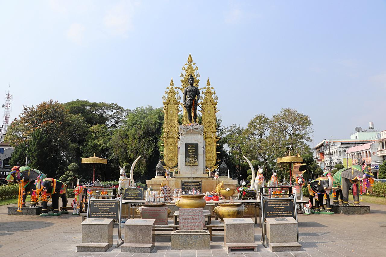 อนุสาวรีย์พ่อขุนเม็งรายมหาราช สร้างขึ้นเพื่อเทิดพระเกียรติและน้อมรำลึกถึงพระเกียรติคุณของปฐมกษัตริย์แห่งราชวงศ์เม็งราย ปัจจุบันเป็นแลนด์มาร์กสำคัญด้านท่องเที่ยว ใครไป จ.เชียงราย ต้องไปสักการะเป็นสิริมงคล.