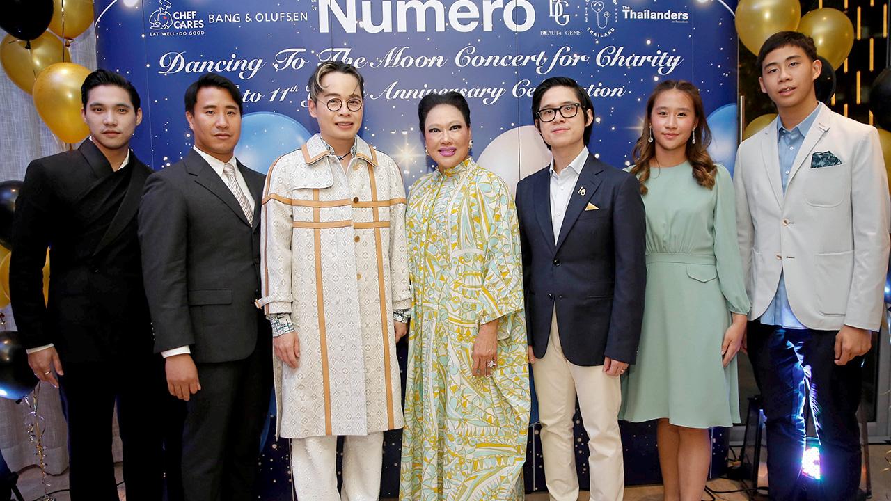 11 ขวบ - อมรสิริ บุญญสิทธิ์ จัดคอนเสิร์ตการกุศล “Dancing To The Moon” ฉลองก้าวสู่ปีที่ 11 ของนิตยสารนูเมโร ไทยแลนด์ โดยมี สุริยน ศรีอรทัยกุล, ทรงพล บุญลาโภ, พูนเพิ่ม ไพทยวัฒน์ และ พาทิศ–พิมพ์พิชญา ดามาพงศ์ มาร่วมฟังด้วย ที่โรงแรมพาร์ค ไฮแอท วันก่อน.