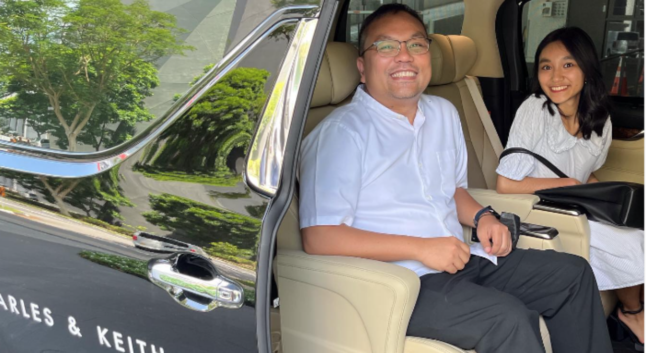 สาวน้อยสิงคโปร์ถูกบูลลี่กระเป๋าหรูยิ้มออก เจ้าของแบรนด์เชิญทานข้าวให้กำลังใจ (คลิป)