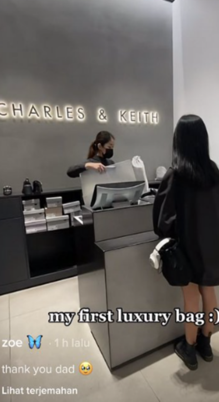 สาวน้อยสิงคโปร์ถูกบูลลี่กระเป๋าหรูยิ้มออก เจ้าของแบรนด์เชิญทานข้าวให้กำลังใจ (คลิป)