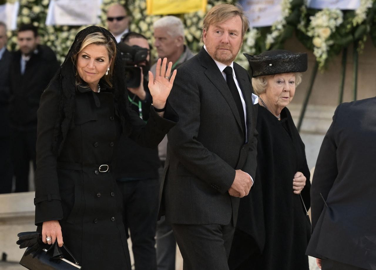 อดีตสมเด็จพระราชินีเบียทริกซ์ (ขวา) พร้อมด้วย สมเด็จพระราชาธิบดีวิลเล็ม อเล็กซานเดอร์ และสมเด็จพระราชินีแม็กซิมาแห่งเนเธอร์แลนด์ (ซ้าย)