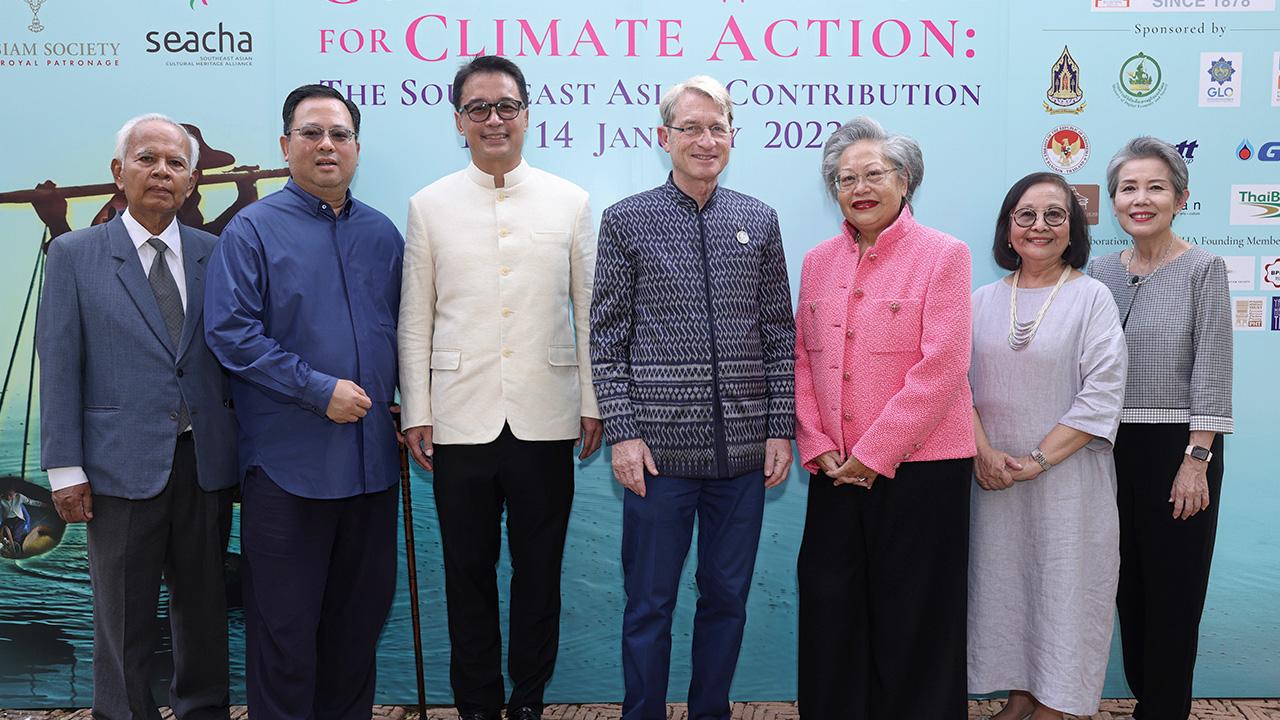 ช่วยสนับสนุน - ดร.ฮาราลด์ ลิงค์ และ พิไลพรรณ สมบัติศิริ ร่วมลงนามสนับสนุนกิจกรรมด้านศิลปวัฒนธรรมและประวัติศาสตร์ เพื่อพัฒนาให้เกิดการต่อยอดสร้างประโยชน์แก่ประเทศในวงกว้าง โดยมี เจตน์ โศภิษฐ์พงศธร และ สมลักษณ์ เจริญพจน์ มาร่วมในพิธีด้วย ที่สยามสมาคม วันก่อน.