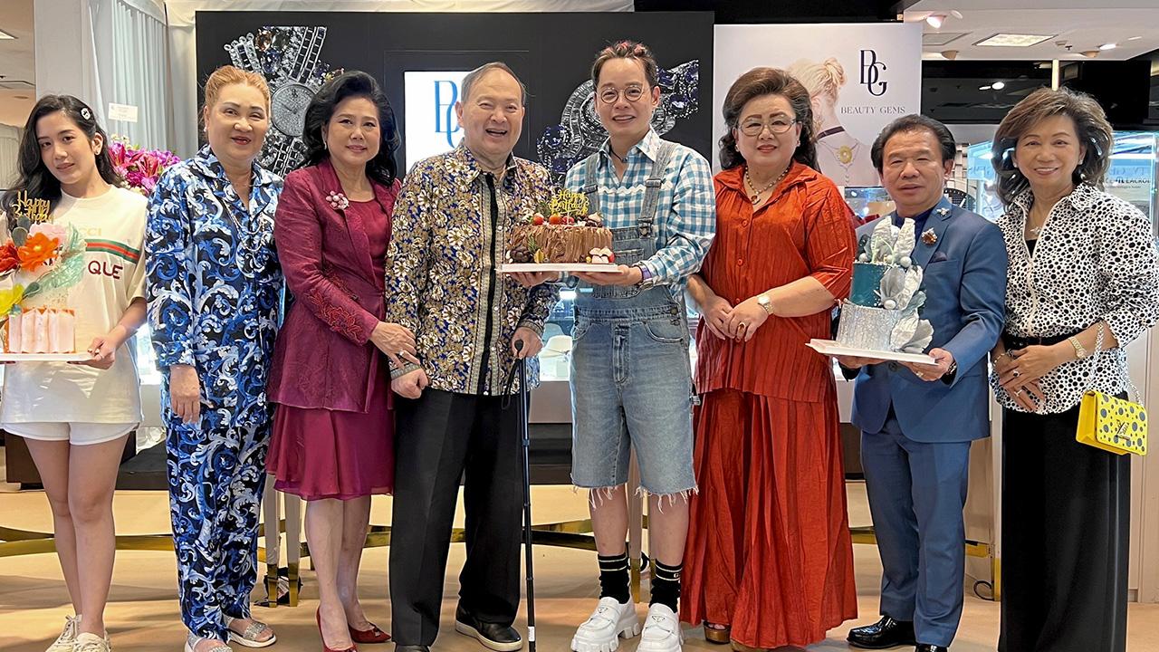 เบิร์ธเดย์ - สุริยน ศรีอรทัยกุล เชิญลูกค้ามาร่วมรับประทานอาหารพร้อมจัดเซอร์ไพรส์วันเกิดให้วิชัย ส่งทวีผล และ อรศศิพัชร์ ศิริวรรณพร โดยมี พรเสก–ดร.ลาลีวรรณ กาญจนจารี,อาภัสรา เตชะรัตนไชย และ วิจิตรา ส่งทวีผล มาร่วมงานด้วย ที่บิวตี้เจมส์ เซ็นทรัลชิดลม วันก่อน.