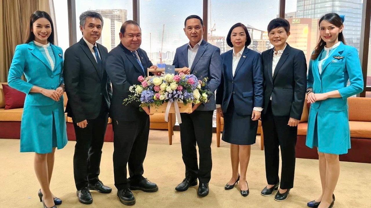 ท่านดีดี  -  พุฒิพงศ์ ปราสาททองโอสถ กก.ผอ.ใหญ่ บริษัทการบินกรุงเทพ มอบกระเช้าดอกไม้แสดงความยินดีแก่ ชาย เอี่ยมศิริ ในโอกาสได้เป็นดีดีการบินไทย โดยมี จุลิน กอเจริญ, จันทร์ทิพย์ ทองกันยา และ อมรรัตน์ คงสวัสดิ์ มาร่วมปลื้มด้วย ที่สำนักงานใหญ่ การบินไทย วันก่อน.
