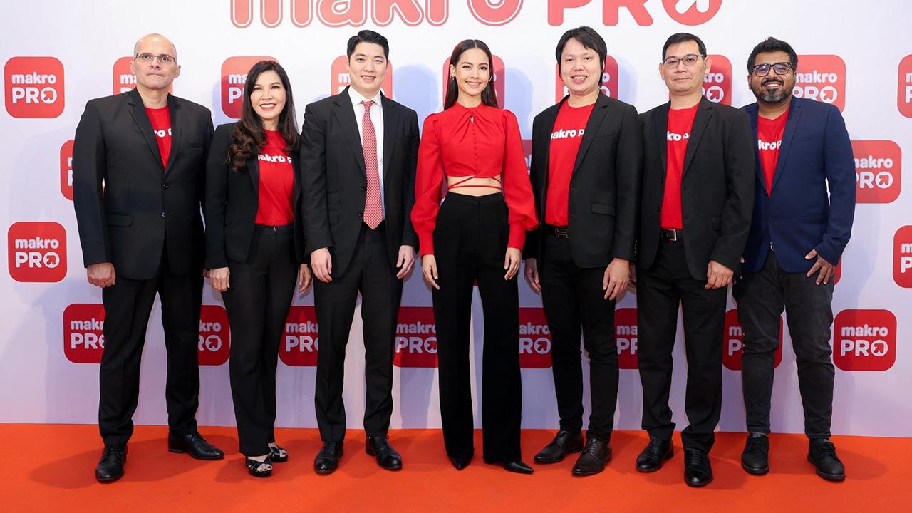 ครบวงจร  -  ธนิศร์ เจียรวนนท์ และ ถิรายุ ทรงเวชเกษม เปิดตัวแอปพลิเคชัน “Makro PRO...สั่ง ขาย คุ้ม อย่างโปรในแอปเดียว” เชื่อมต่อการซื้อขายตอบโจทย์ลูกค้าอย่างครบวงจร พร้อมแนะนำพรีเซนเตอร์ อุรัสยา เสปอร์บันด์ โดยมี ศิริพร เดชสิงห์ มาร่วมงานด้วย ที่ทรูดิจิทัล พาร์ค วันก่อน.