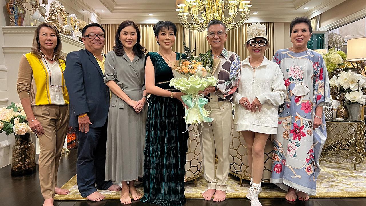 ภูมิใจ  -  ศศิวิมล ดารารัตนโรจน์ จัดงานเลี้ยงแสดงความยินดีให้ ดร.สมศักดิ์ ชลาชล ในโอกาสได้เป็นผู้พิพากษาสมทบ ศาลเยาวชนและครอบครัว จ.นครปฐม โดยมี จุฬาลักษณา วรานนท์ จุฑาธุช และ วัชระ แก้วสว่าง มาร่วมงานด้วย ที่หมู่บ้านเพอร์เฟคมาสเตอร์พีซ ราชพฤกษ์ วันก่อน.