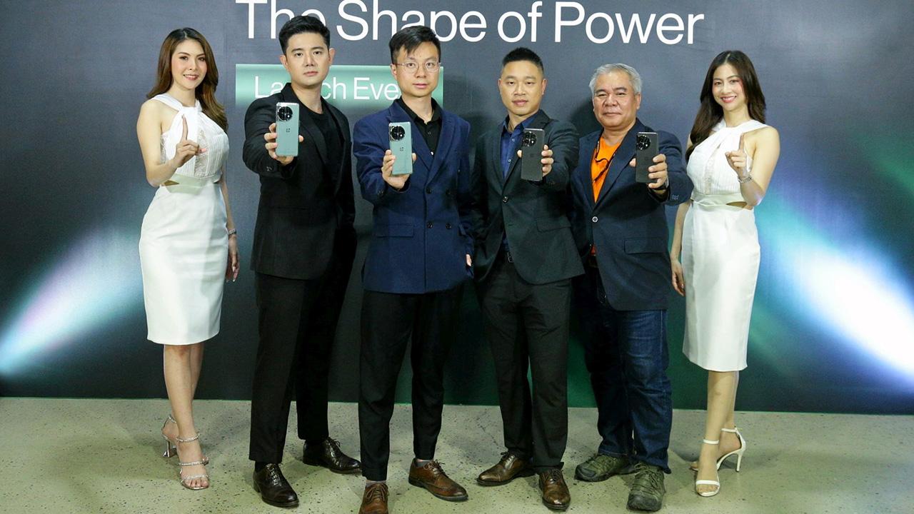 ไปซื้อได้ - จาง เฟย และ นที พิทักษ์ เปิดตัว “OnePlus 11 5G” สมาร์ทโฟนดีไซน์เรียบหรูสุดล้ำยุค ถ่ายภาพอย่างมืออาชีพระดับสีสมจริงทรงพลังด้วยการชาร์จไว พร้อมหูฟัง OnePlus Bus Pro 2 โดยมี วิกเกอร์ เจิง และ ยงยุทธ คะสาวงศ์ มาร่วมงานด้วย ที่เดอะ สตรีท รัชดา วันก่อน.