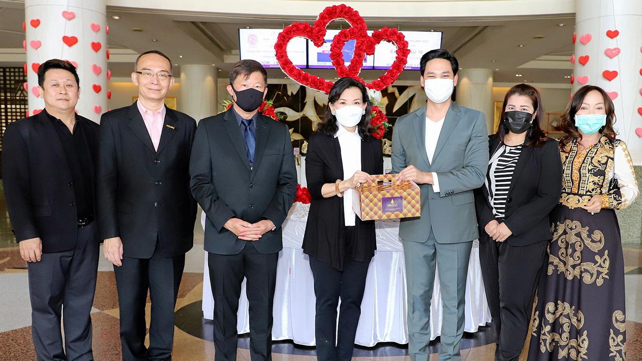 ลุยไม่หยุด - พญ.นลินี ไพบูลย์ ประธาน กก.กิฟฟารีน สกายไลน์ ยูนิตี้ จัดงาน “GIFFARINE OPEN HOUSE” Empowering Your Success พร้อมแนะนำผลิตภัณฑ์ใหม่ให้สมาชิก โดยมี นพ.จักรพงศ์ ไพบูลย์ และ อนัคพล อิงคะกุล มาร่วมงานด้วย ที่โรงแรมมิราเคิล แกรนด์ วันก่อน.
