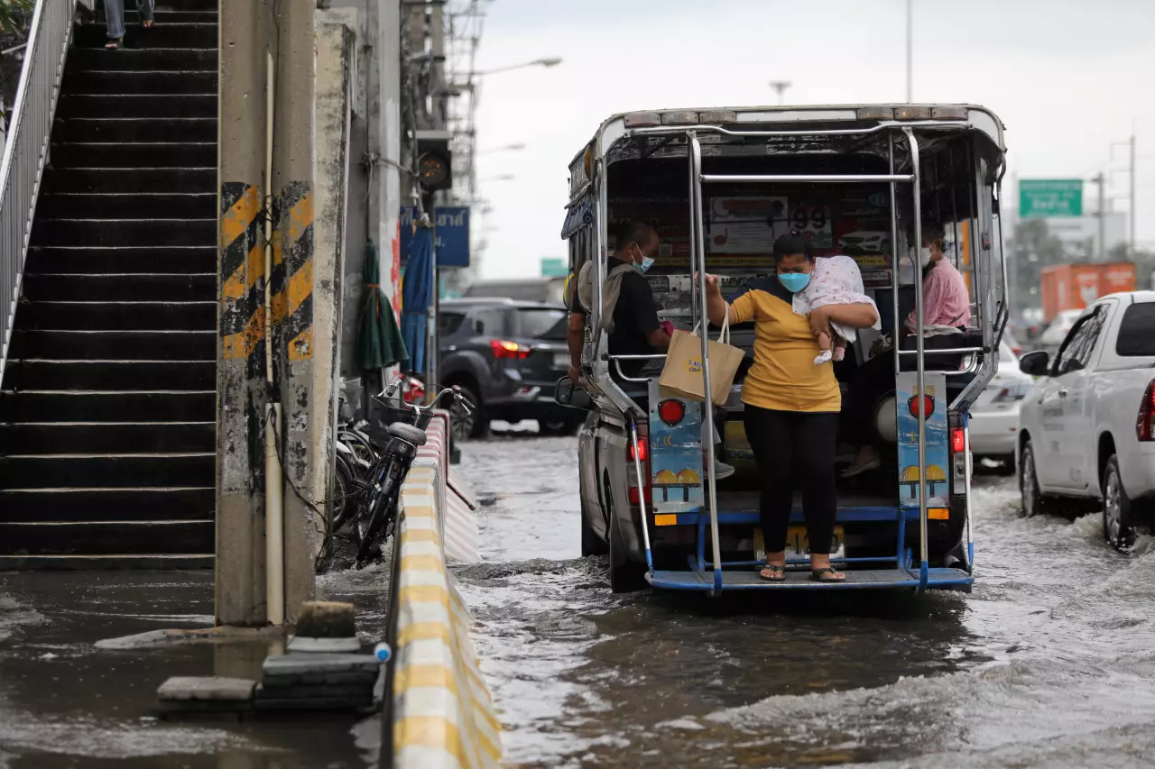 รถสองแถวสุดทน ก.ม.ใหม่ห้ามยืน-จำกัดความเร็ว แบกต้นทุน ขนส่งไม่เหลียวแล