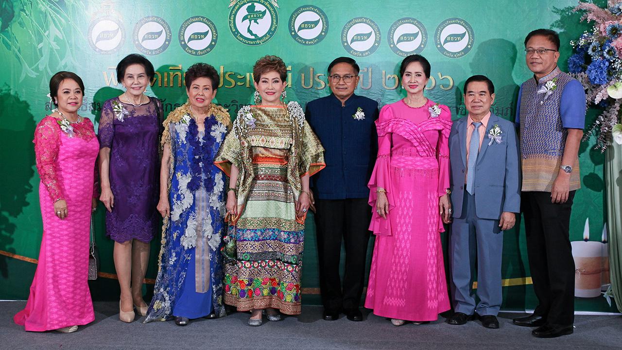 งานประเพณี คุณหญิงณัฐิกา วัธนเวคิน อังอุบลกุล และ วาทิต ปัญญาคม เป็นประธานในพิธีจุดเทียนประเพณี ประจำปี 2566 ของสหพันธ์สมาคมสตรีนักธุรกิจและวิชาชีพ โดยมี มัจรี ศรสุวรรณศรี และ ดร.เปรมฤดี ชามพูนท มาร่วมงานด้วย ที่ รร.ดิ อิมพีเรียล จ.พิษณุโลก วันก่อน.