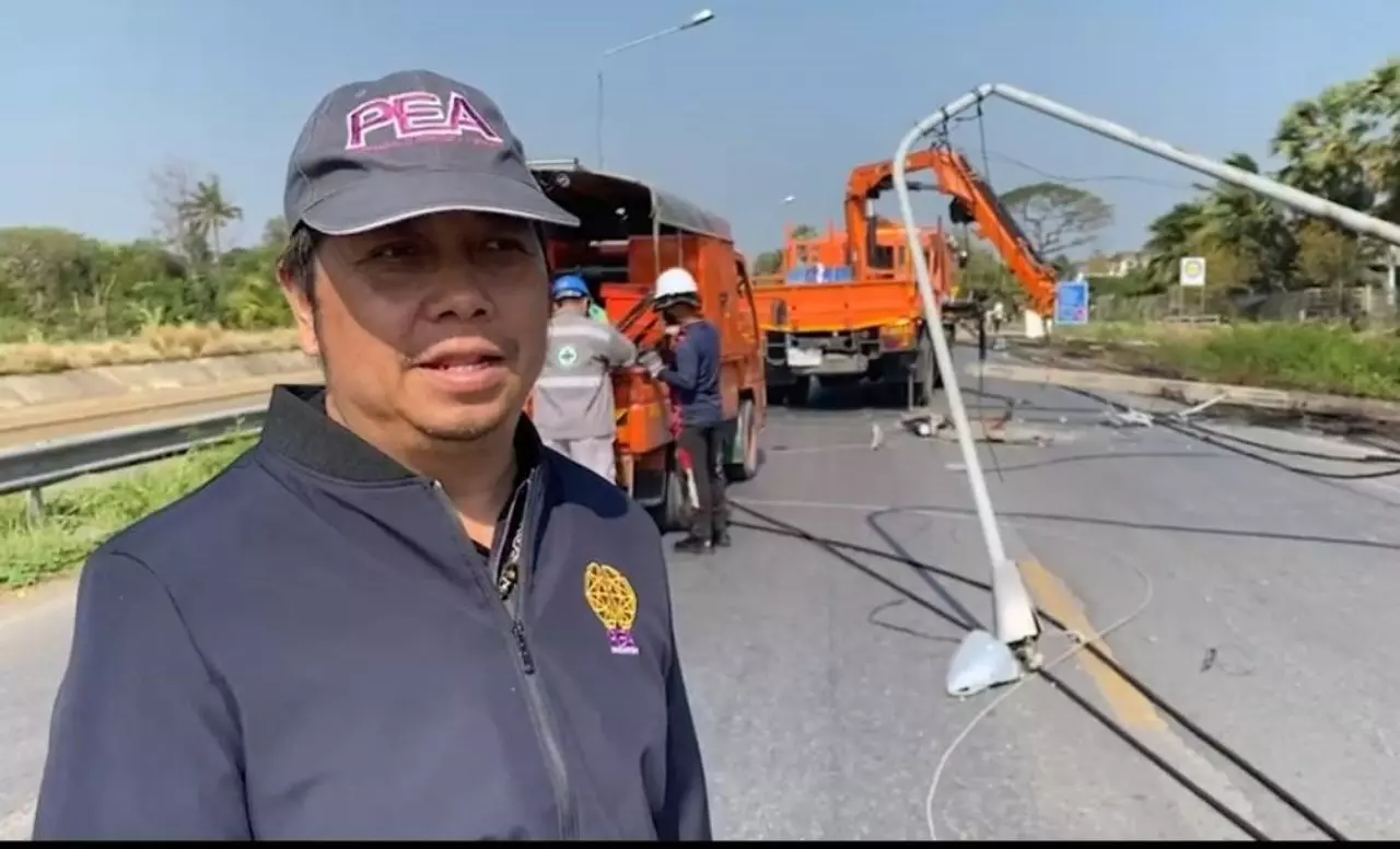 กฟภ.ลพบุรี ซ่อมเสาไฟฟ้าแรงสูงที่พายุพัดล้ม 11 ต้น ตรวจพบนอตยึดเสาถูกขโมยถอด
