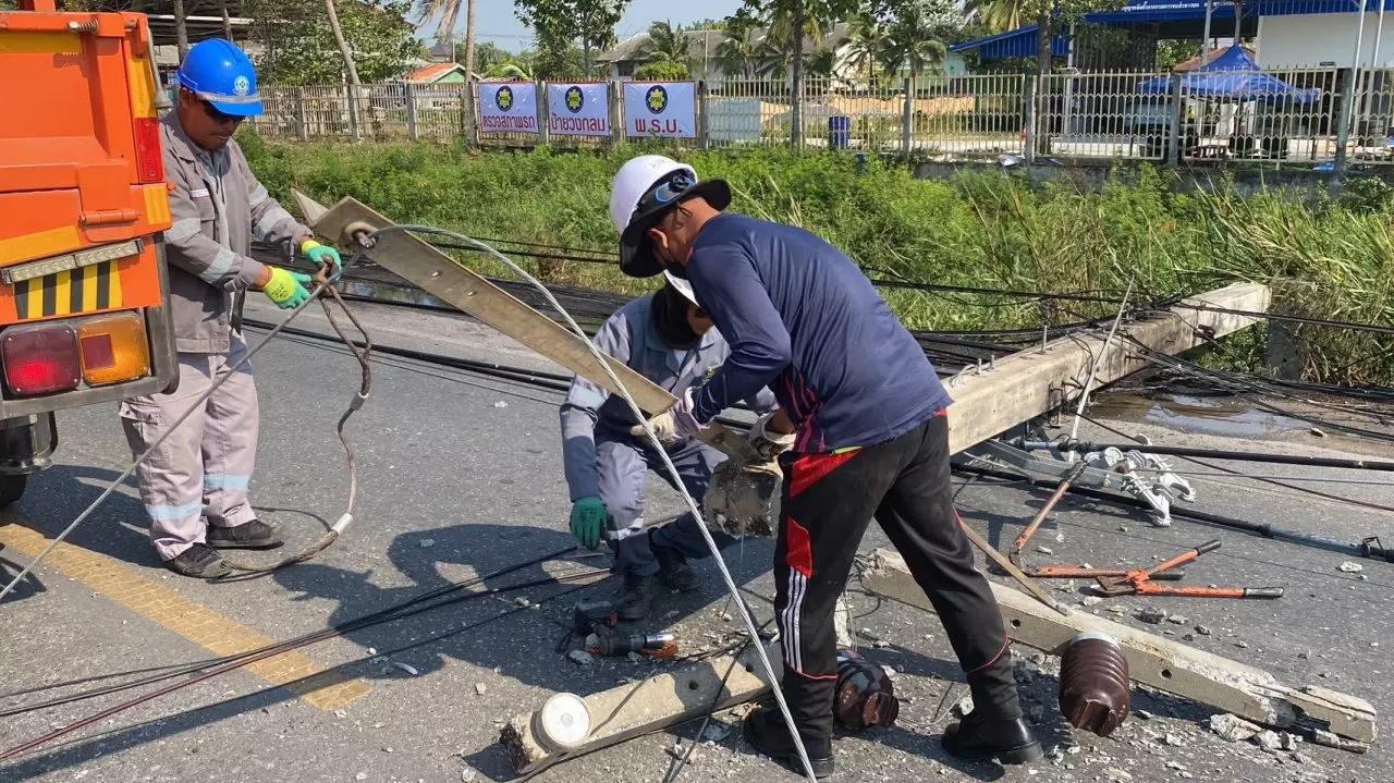 กฟภ.ลพบุรี ซ่อมเสาไฟฟ้าแรงสูงที่พายุพัดล้ม 11 ต้น ตรวจพบนอตยึดเสาถูกขโมยถอด