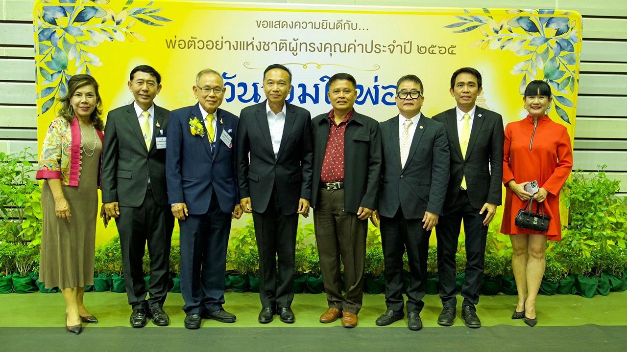 พ่อตัวอย่าง ภูมิพัฒน์ ฉัตรศรัณวัฒน์ จัดงานเลี้ยงแสดงความยินดีให้ พล.ร.อ.เชษฐา ใจเปี่ยม และ บุญชัย อนันตสายนนท์ พ่อตัวอย่างแห่งชาติ ปี 2565 โดยมี พล.อ.ต.จักรฤทธิ์ บัวจีบ, วรวุฒิ กาญจนกูล และ จงดี รวมลาภ มาร่วมงานด้วย ที่ศูนย์เยาวชนกรุงเทพมหานคร วันก่อน.