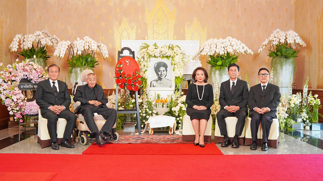 ปลายทางชีวิต พงษ์เพชร ดามาพงศ์, พล.ต.อ.เพรียวพันธ์ ดามาพงศ์, พล.ต.ท.นพ.พีระพงศ์ ดามาพงศ์ และ คุณหญิงพจมาน ดามาพงศ์ จัดพิธีสวดพระอภิธรรมศพคุณแม่ พจนีย์ ณ ป้อมเพชร โดยมี บรรณพจน์ ดามาพงศ์ และญาติมิตรมาร่วมในพิธีด้วย ที่วัดมกุฏกษัตริยาราม วันก่อน.