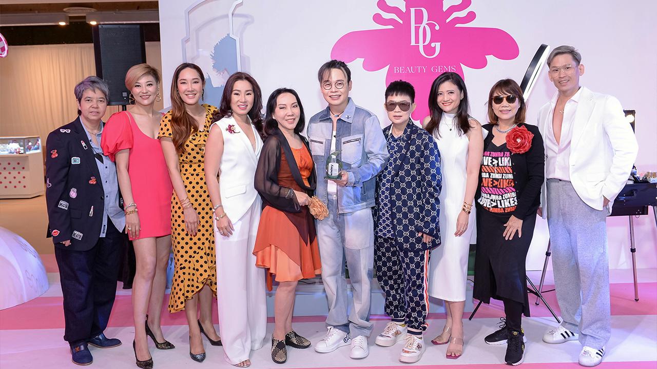 น่าใช้จัง รุจิตร สุธนะเสรีพร และ สุริยน ศรีอรทัยกุล เปิดตัวผลิตภัณฑ์ใหม่ Stylo correct คอนซีล เลอร์รูปแบบปากกาปกปิดจุดด่างดำได้เนียนสนิทจาก ซิสเล่ย์ โดยมี พิมพ์ชิน ภัคพัฒน์ชนม์, โสรัส อมาตยกุล และ นุชนาถ ระวีแสงสูรย์ มาร่วมงานด้วย ที่บิวตี้เจมส์ เซ็นทรัลชิดลม วันก่อน.