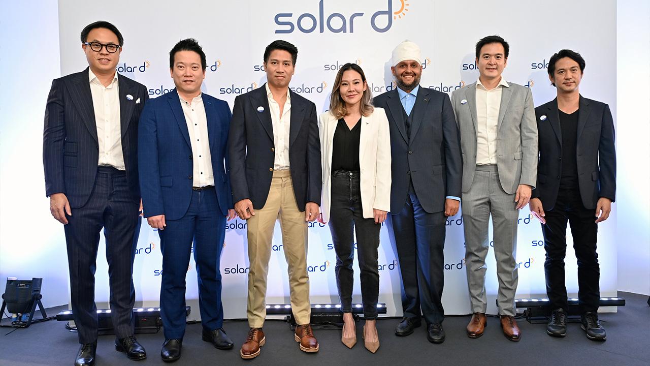 ดีมาก สัมฤทธิ์ สิทธิวรานุวงศ์ และ สันติ ศรีชวาลา เปิด “โซลาร์ ดี แกลเลอรี” พร้อมแนะนำ Tesla Powerwall เทคโนโลยีกักเก็บพลังงานแสงอาทิตย์ให้ผลิตและจัดเก็บพลังงานส่วนเกินไว้ใช้ได้ทุกเวลา โดยมี ภูริต ภิรมย์ภักดี และ วสุ วิรัชศิลป์ มาร่วมงานด้วย ที่เซ็นทรัล เอ็มบาสซี วันก่อน.