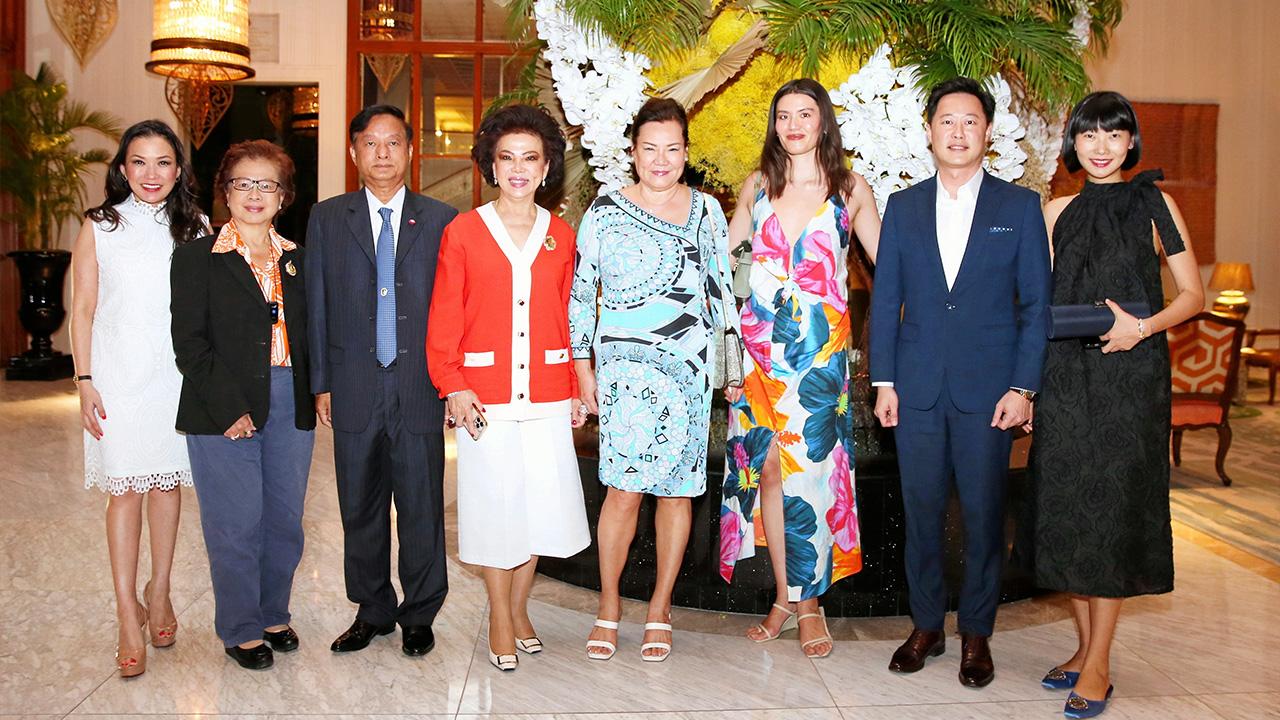 เวลคัม จรรยา สว่างจิตร จัดงานเลี้ยงต้อนรับ แคที ดาร์ท เพื่อนรักชาวสิงคโปร์ ในโอกาสเดินทางมาเยือนประเทศไทย โดยมี พล.ท.ดร.พีระพงษ์ มานะกิจ, รัชนี ตรีพิพัฒน์กุล และ นลินัส มัคคพัฒน์ มาร่วมงานด้วย ที่ห้องอาหารบ้านพระยา โรงแรมแมนดาริน โอเรียนเต็ล วันก่อน.