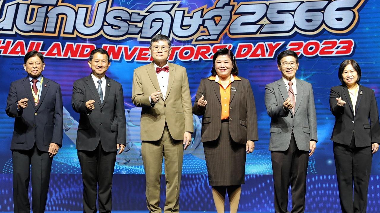 น่าฟัง - ศ.ดร.เอนก เหล่าธรรมทัศน์ รมว.อว. ปาฐกถาพิเศษเรื่อง “ชาติไทยมีนวัตกรรมหรือไม่?” ในงานวันนักประดิษฐ์ 2566 โดยมี ศ.นพ.สิริฤกษ์ ทรงศิวิไล, ศ.นพ.สุทธิพร จิตต์มิตรภาพ, ศ.ดร.สนิท อักษรแก้ว และ ดร.วิภารัตน์ ดีอ่อง มาร่วมฟังด้วย ที่ไบเทค บางนา วันก่อน.