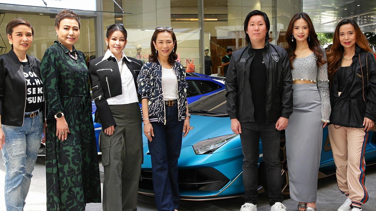 รถหรู - สุธาวดี ศิริธนชัย และ เอกภัทร พรประภา จัดงาน “เอ็มโพเรียม เอ็มควอเทียร์ ซุปเปอร์คาร์ คลับ” รวบรวมซุปเปอร์คาร์รุ่นลิมิเต็ดหลากหลายแบรนด์ โดยมี ศุภวดี พรประภา, วาสนา อินทะแสง, ศุภสรา จงกลรัตนาภรณ์ และ พนิตตา ศรีสะอาด มาร่วมงานด้วย ที่ดิ เอ็มควอเทียร์ วันก่อน.