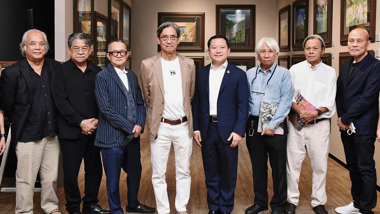 ชมศิลปะ - ฐาปน สิริวัฒนภักดี เป็นประธานเปิดนิทรรศการ “รอยยิ้มแห่งฤดูกาล : ดอกไม้บานสู่ใบไม้เปลี่ยนสี” ให้ ศ.พิษณุ ศุภนิมิตร โดยมี ศ.ถาวร โกอุดมวิทย์, ศ.ปรีชา เถาทอง, ศ.ปริญญา ตันติสุข และ ศ.ดร.ชัยยศ อิษฎ์วรพันธุ์ มาร่วมงานด้วย ที่หอศิลป์ร่วมสมัยอาร์เดล วันก่อน.