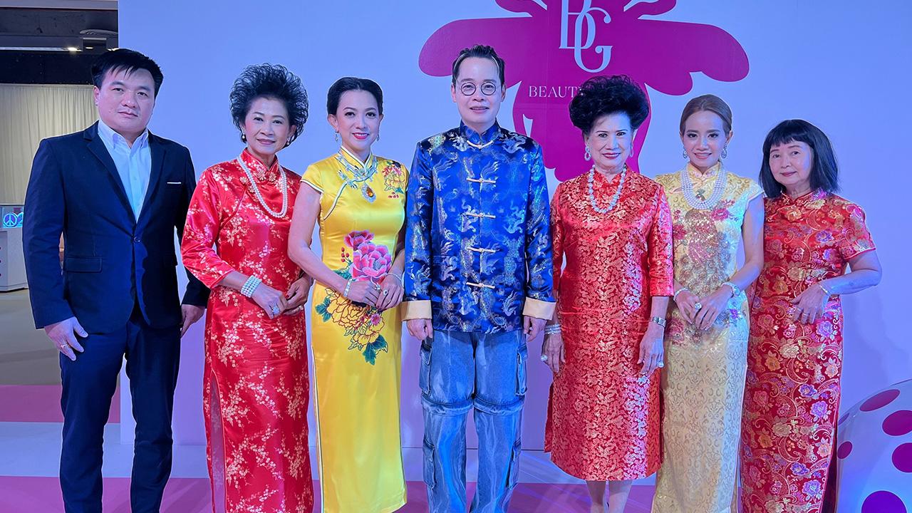 วีไอพี - สุริยน ศรีอรทัยกุล ให้การต้อนรับลูกค้าคนสำคัญในโอกาสมาร่วมงานบิวตี้เจมส์ช่วงเทศกาลตรุษจีน โดยมี จรินทร์ สุมานนท์, กาญลดา ศิริมาตย์, สมสกล สุดดี, ปุณยนุช ยินดีสุข, วราภรณ์ สุมานนท์ และ อินทร์ธิดา สุมานนท์ มาร่วมงานด้วย ที่เซ็นทรัลชิดลม วันก่อน.