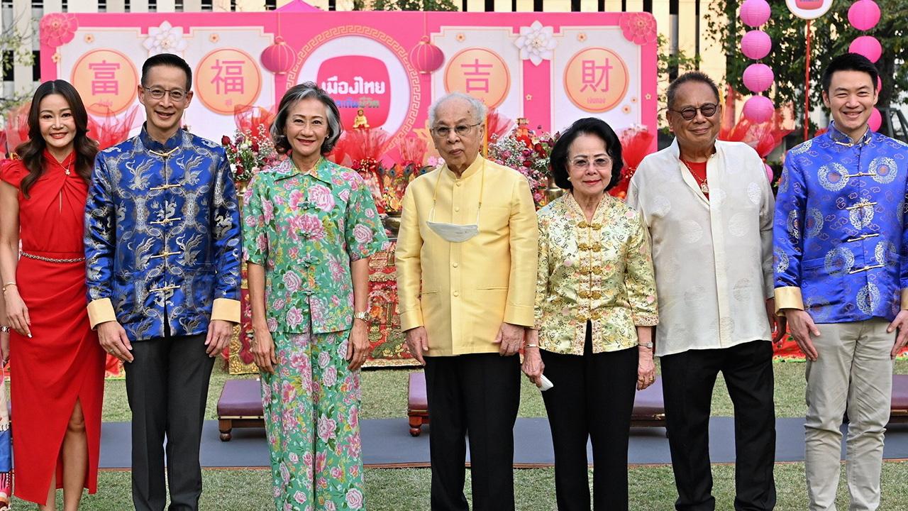 ขอพร - โพธิพงษ์ ล่ำซำ จัดพิธีสักการะพระโพธิสัตว์กวนอิม เทพเจ้ากวนอูและเจ้าแม่ทับทิม เพื่อขอพรเสริมความเป็นสิริมงคลตลอดปี โดยมี ยุพา ล่ำซำ, สาระ ล่ำซำ, ดร.สุธี โมกขะเวส, ภูมิชาย ล่ำซำ และ กฤษณา อัมพุช มาร่วมในพิธีด้วย ที่เมืองไทยประกันชีวิต สนง.ใหญ่ วันก่อน.