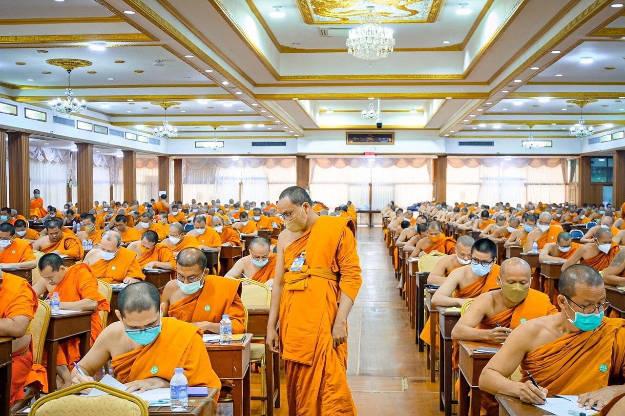 พระมหาวัชระ ติกฺขญาโณ พระอาจารย์ใหญ่ สำนักวัดสามพระยาวรวิหาร กรรมการคุมสอบ คอยดูแลการสอบอย่างใกล้ชิด.