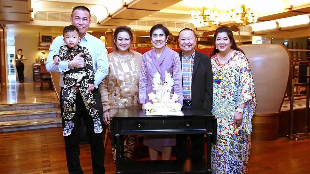 เบิร์ธเดย์  -  เรณุมาศ อิศรภักดี จัดงานเลี้ยงฉลองในโอกาสวันเกิดให้ ภญ.สุภัทรา บุญเสริม โดยมี พ.ต.อ.ล้ำพันธุ์ พรรธนประเทศ และ ศุภมาส อิศรภักดี มาร่วมอวยพรด้วย ท่ามกลางบรรยากาศของความอบอุ่นสนุกสนานชื่นมื่น ที่ห้องลอร์ด จิมส์ โรงแรมแมนดาริน โอเรียนเต็ล วันก่อน.