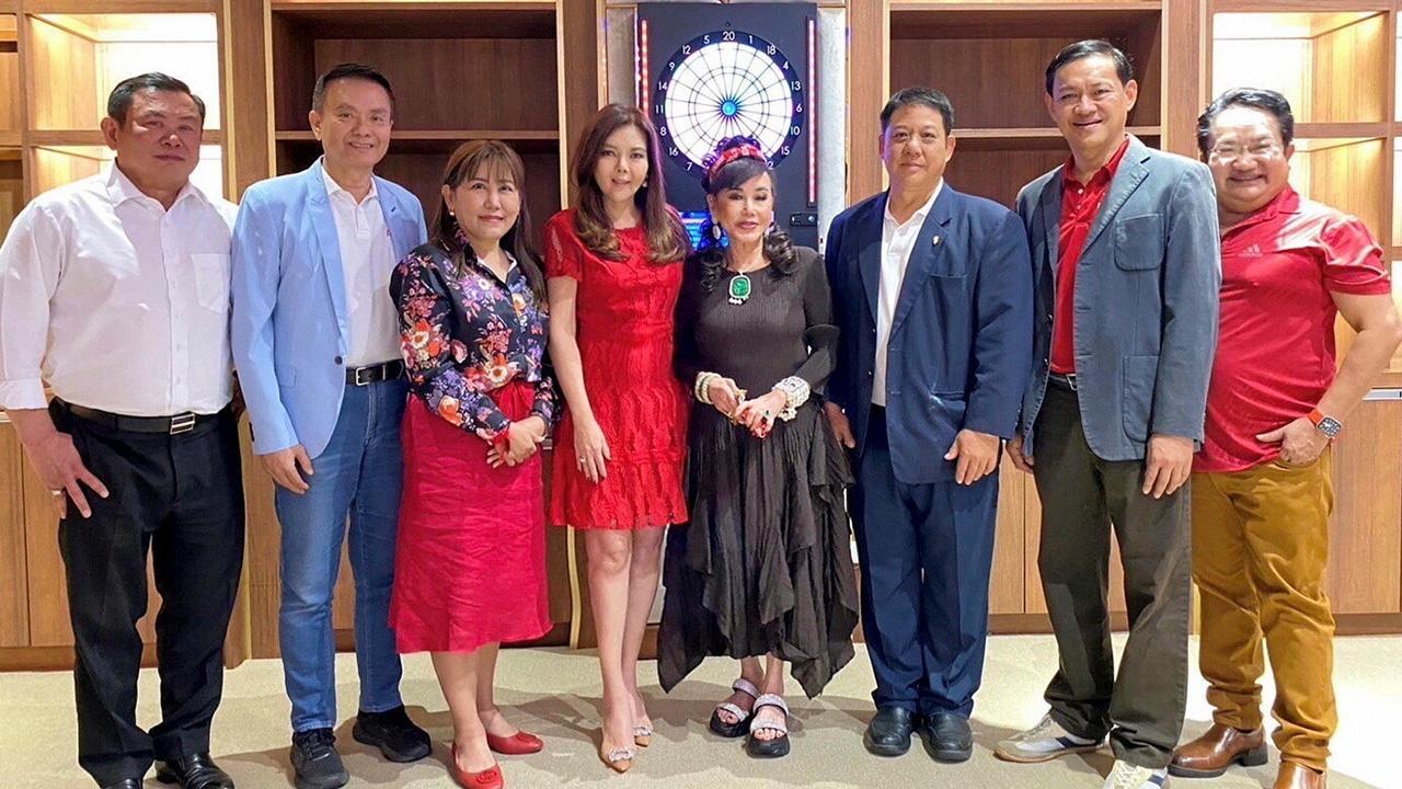 20 ปี  -  สุรช ล่ำซำ นัดเพื่อนหลักสูตร ปศส.1 มาร่วมพบปะสังสรรค์ในโอกาสครบรอบ 20 ปี โดยมี นพ.มารุต มัสยวาณิช, เสาวนีย์ เตชะไพบูลย์, อวัสดา ปกมนตรี, อรรถสิทธิ์ ดำรงรัตน์, ณัฐวุฒิ รุ่งวงษ์ และ จินตนันท์ ชญาต์ร ศุภมิตร มาร่วมงานด้วย ที่อาคารล็อกซเล่ย์ วันก่อน.