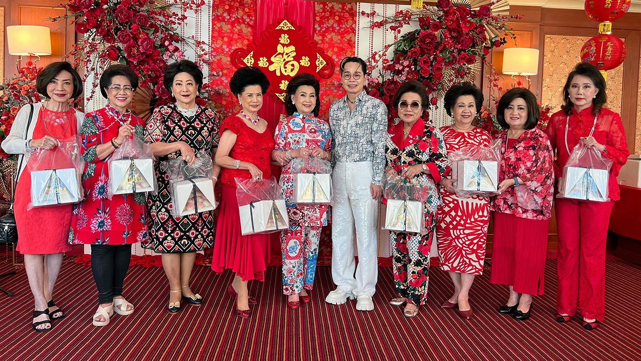 เสริมมงคล  -  สุริยน ศรีอรทัยกุล กก.ผจก.บิวตี้เจมส์แฟคตอรี่ นำขนมมงคลซาลาเปาซิ่วท้อมามอบ ให้ลูกค้าในโอกาสเทศกาลตรุษจีน โดยมี จรินทร์ สุมานนท์, ดร.สุมาลี ศรีสุภรณ์วาณิชย์, ละออ ตั้งคารวคุณ และ ดร.กัลยา โล่รัตนเสน่ห์ มาร่วมรับด้วย ที่โรงแรมปริ๊นซ์ พาเลซ วันก่อน.