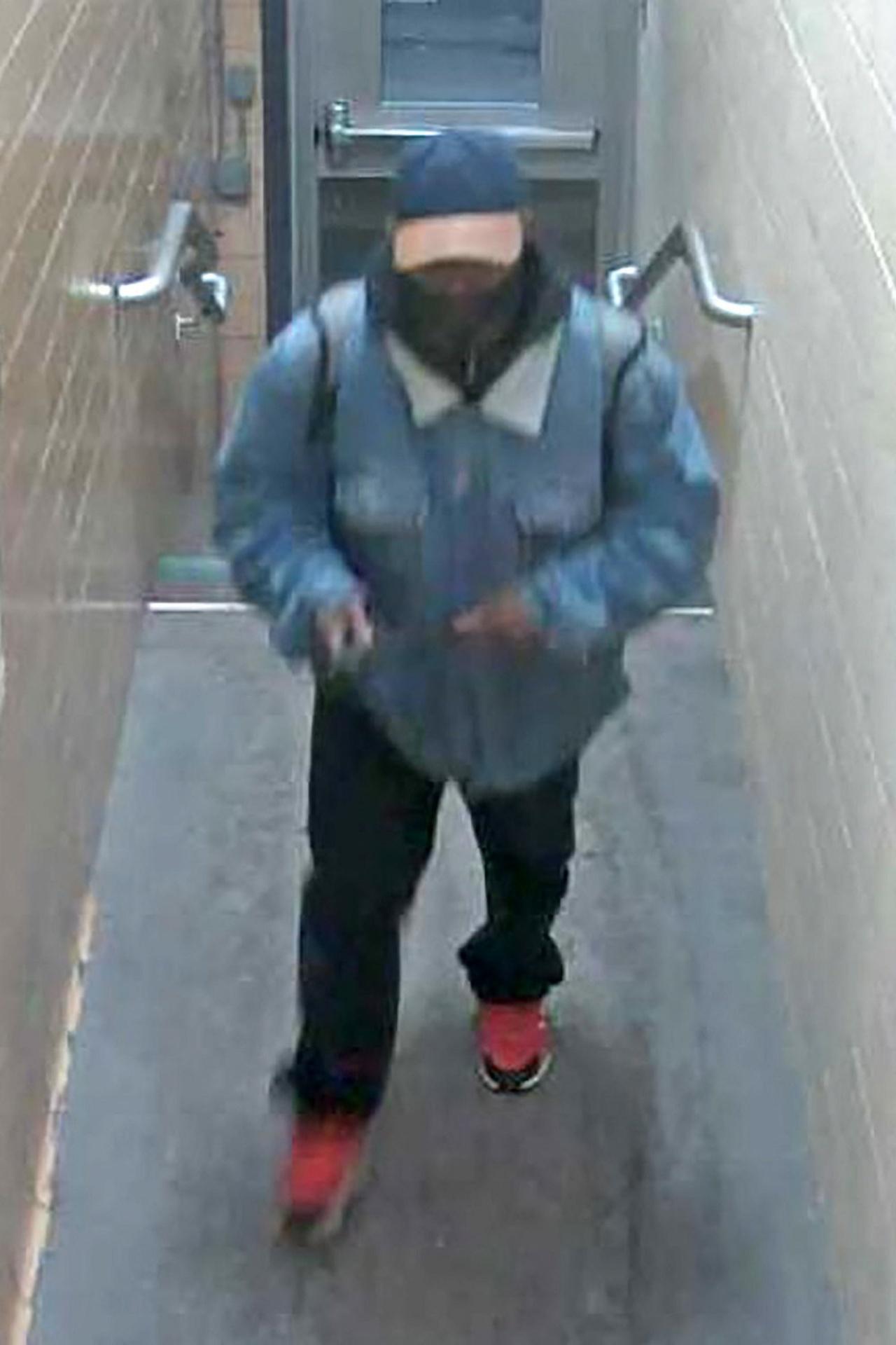 กล้องวงจรปิดบันทึกภาพ ชายต้องสงสัยก่อเหตุกราดยิงที่มหาวิทยาลัยมิชิแกนสเตท ในสหรัฐอเมริกา ทำให้มีผู้เสียชีวิตอย่างน้อย 3 ศพ บาดเจ็บ 5 คน เมื่อคืนวันที่ 13 ก.พ.2566 ตามเวลาท้องถิ่น 