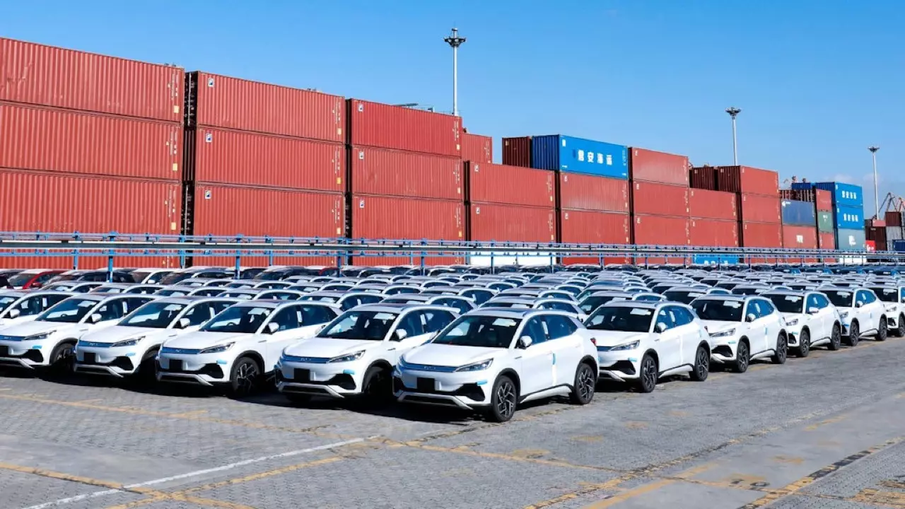 สรุปยอดขายรถยนต์ไฟฟ้าทั่วโลกปี 2565 รถอีลอนนำโด่ง BYD จ่อพร้อมแซง! 