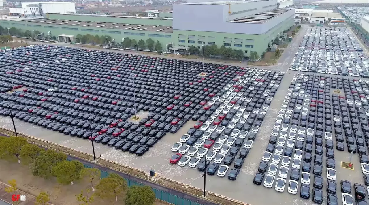 สรุปยอดขายรถยนต์ไฟฟ้าทั่วโลกปี 2565 รถอีลอนนำโด่ง BYD จ่อพร้อมแซง! 