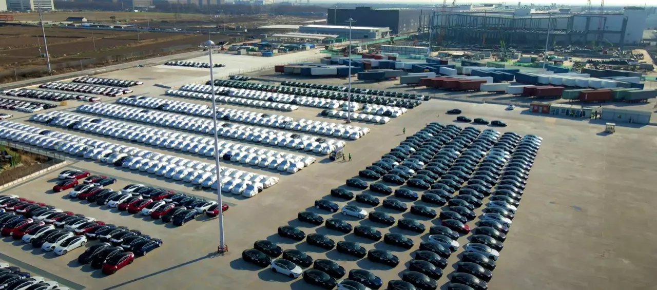 สรุปยอดขายรถยนต์ไฟฟ้าทั่วโลกปี 2565 รถอีลอนนำโด่ง BYD จ่อพร้อมแซง! 
