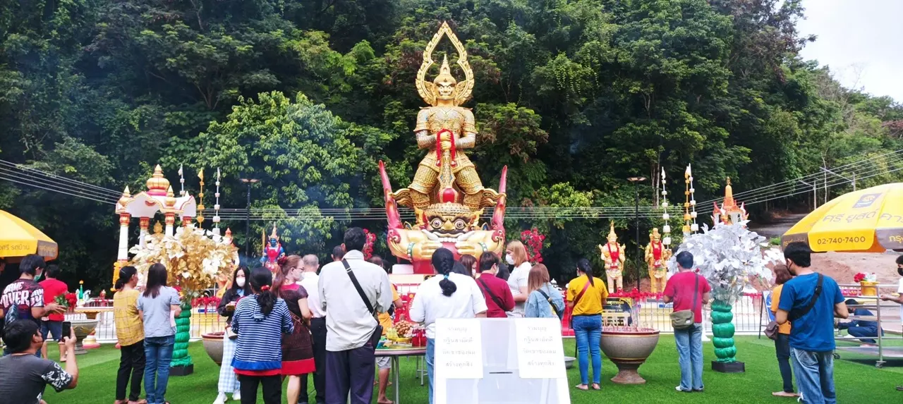 30 ล้านพลิกชีวิต เชื่อยักษ์เขาช่องลมสยบราหู ขอเสริมเฮง หนุนดวงวัดแทบแตก