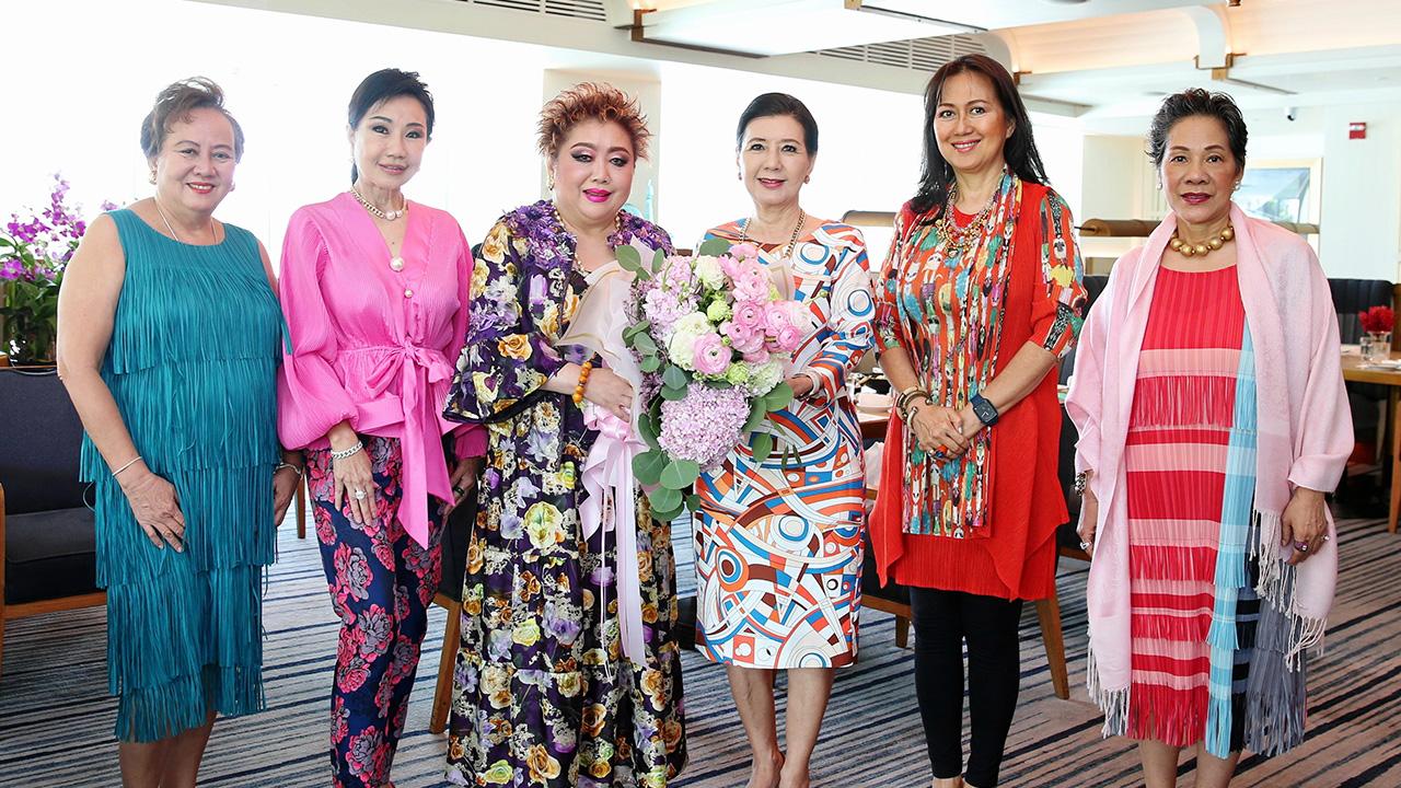 ปลื้มมาก  -  วิไลลักษณ์ พรรณเชษฐ์, กัญญ์ชลี จันทราสุข, ดาลัด กรรณสูต, ศรีสุภางค์ ปิณฑานนท์ และ ชญานิศ สวัสดิบุตร พร้อมเพื่อนมาแตร์เดอีมาร่วมแสดงความยินดีแก่ ศรีชนก วัฒนศิริ ในโอกาสได้รับรางวัล Angela Awards ที่โรงแรมแมนดาริน โอเรียนเต็ล วันก่อน.