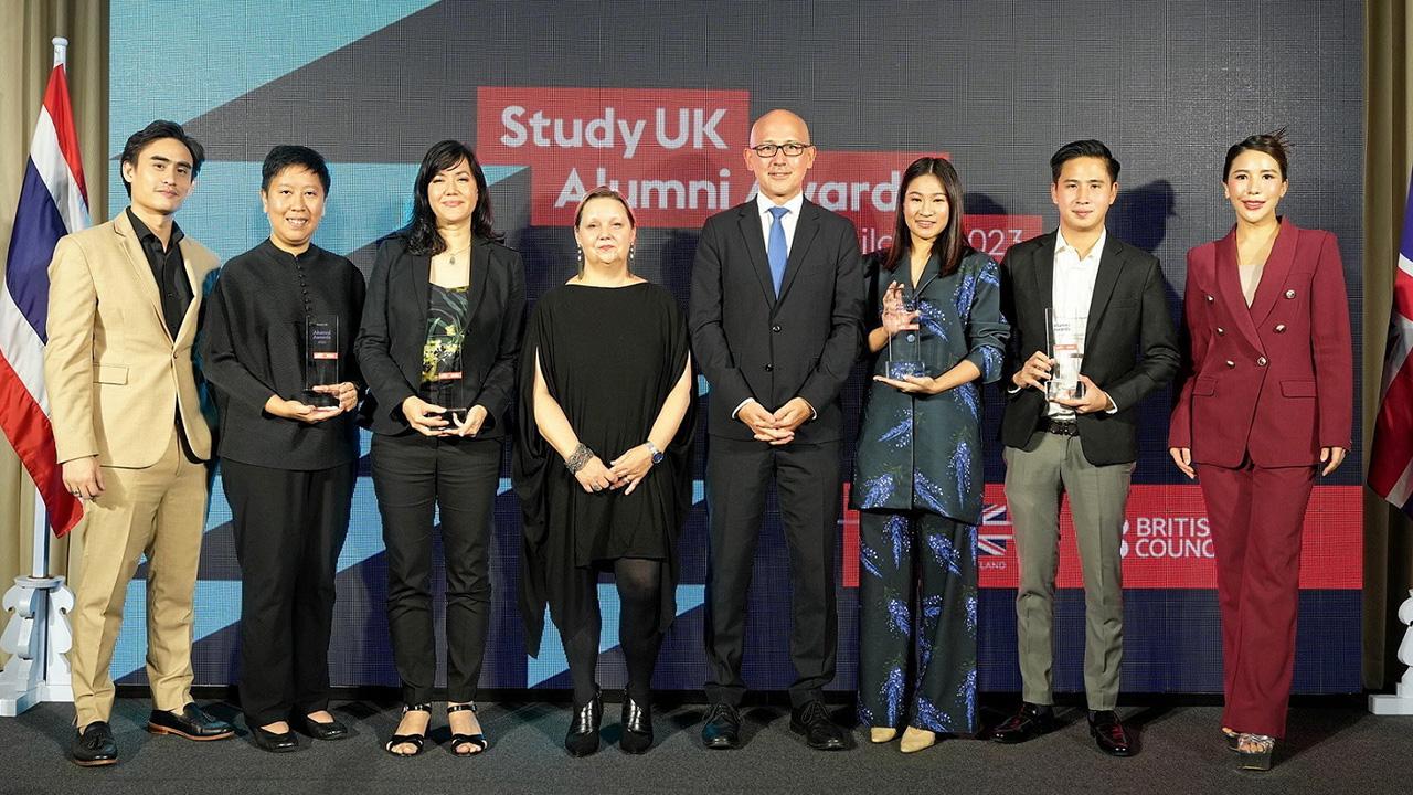 ศิษย์ดีเด่น  -  มาร์ค กูดดิ้ง ทูตอังกฤษ และ เฮลก้า สเตลมาเกอร์ ผอ.บริติช เคานซิล มอบรางวัลศิษย์เก่าสหราชอาณาจักรดีเด่นประจำประเทศไทย โดยมี ดร.อโณทัย นิติพน, ดร.แอมมาลี แร แม็คคอย และ เนติ์ กีรติบุตร มารับรางวัลด้วย ที่สมาคมสโมสรอังกฤษ วันก่อน.