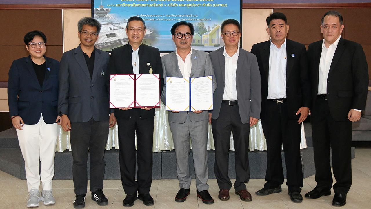 ร่วมมือกัน  -  พิษณุพร อุทกภาชน์ ซีอีโอ บ.เคหะสุขประชา และ ผศ.ดร.จุมพล ชื่นจิตต์ศิริ รองอธิการบดี ม.อ. ลงนามข้อตกลงความร่วมมือโครงการศึกษาความเหมาะสมด้านสิ่งแวดล้อม โดยมี วิศรุต สุธีศร และ เขมทัตต์ พลเดช มาร่วมงานด้วย ที่คณะวิศวกรรมศาสตร์ ม.อ. วันก่อน.