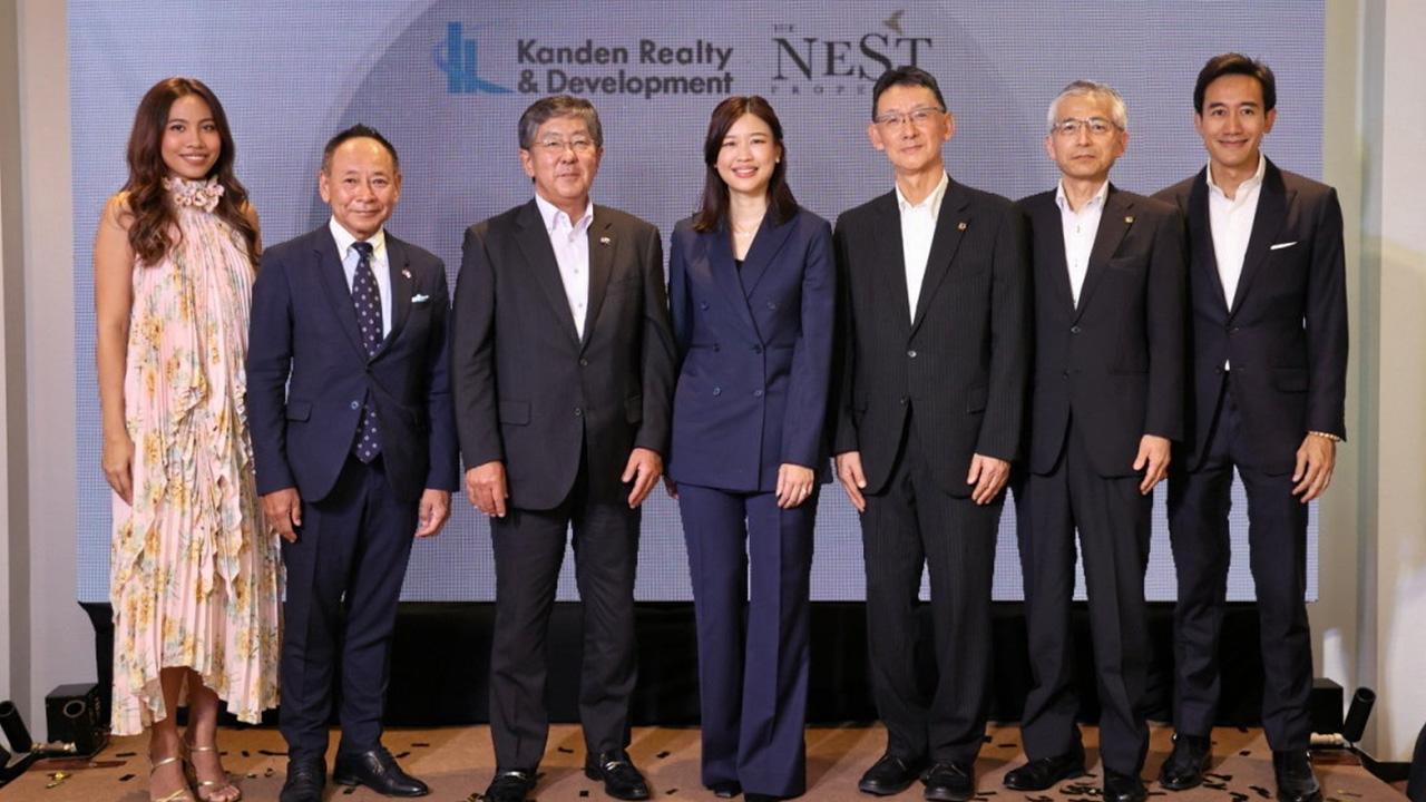 พร้อมลุย  -  อุษณา มหากิจศิริ ประธาน กก.บห.เดอะเนสท์ พร็อพเพอร์ตี้ และ เคนอิจิ ฟูจิโนะ ประธาน กก.คันเดน เรียลตี้ แอนด์ ดีเวลลอปเมนท์ เปิดตัว 2 โครงการใหม่กลุ่มบ้าน Luxury ศรีนครินทร์-กรุงเทพกรีฑา โดยมี คาซูยะ นาชิดะ มาร่วมงานด้วย ที่สำนักงานขายโครงการแอร์รี่ วันก่อน.