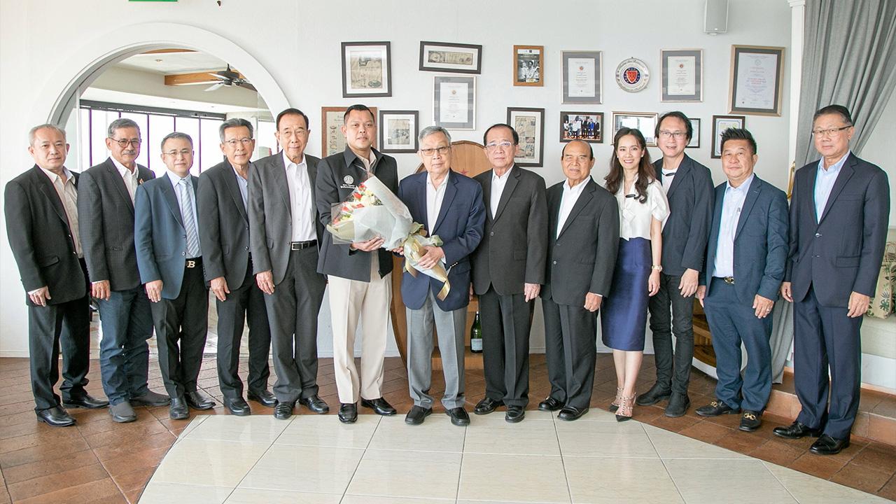 ภูมิใจ สุทธิเกียรติ จิราธิวัฒน์ มอบช่อดอกไม้แสดงความยินดีแก่ ดร.ธนกร วังบุญคงชนะ ในโอกาสได้เป็น รมต.สำนักนายกรัฐมนตรี โดยมี ผศ.วุฒิศักดิ์ ลาภเจริญทรัพย์, พล.ต.อ.สุนทร ซ้ายขวัญ และ กิตติ มาไพศาลสิน มาร่วมปลื้มด้วย ที่โรงแรมเซ็นทาราแกรนด์ เซ็นทรัลเวิลด์ วันก่อน.